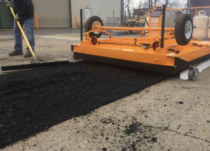 Infrared asphalt repair for a parking lot in Nashville, TN, Davidson County. Asphalt contractor performing a seamless asphalt patch.